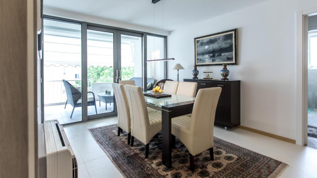Spacious modern apartment close to the beach