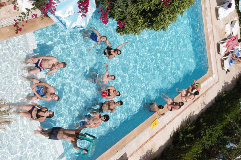 Bazén v ubytování Tuncer Garden Hotel nebo v jeho okolí