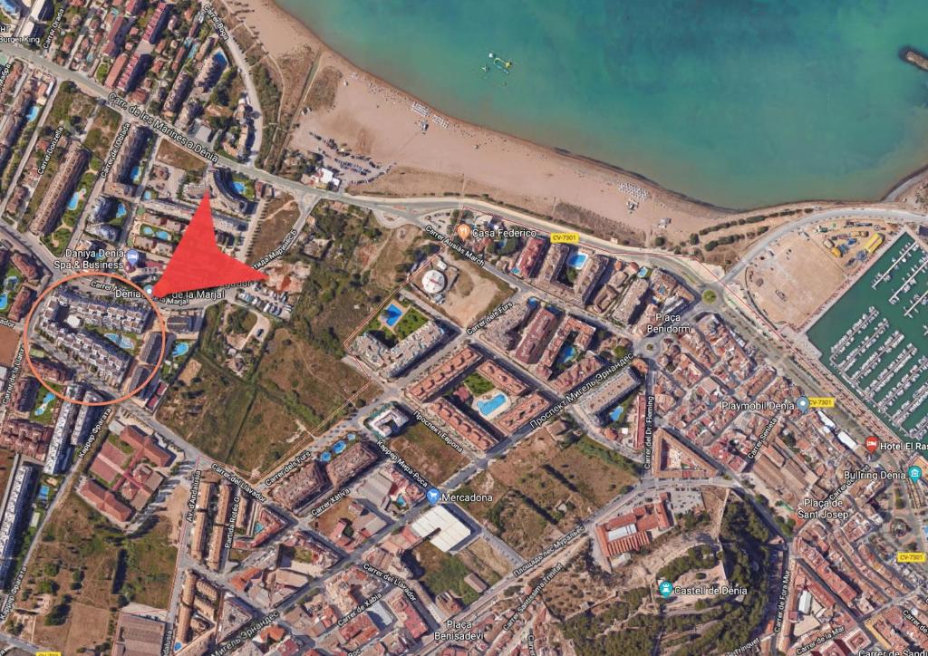 Un mapa de una ciudad con una flecha roja en Sea view Penthouse Denia, ELEGANCE, en Denia
