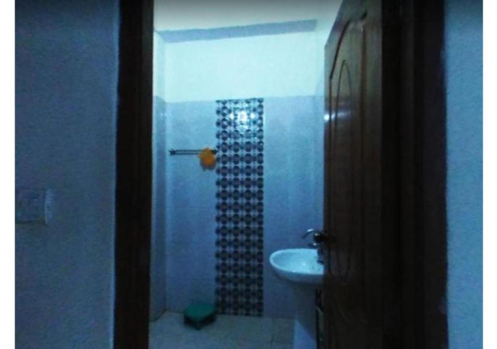 uma casa de banho com um chuveiro e um lavatório. em Hotel Pratiksha em Solan