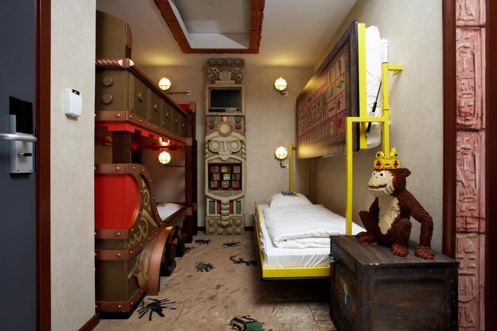 Una cama o camas en una habitación de Hotel Legoland