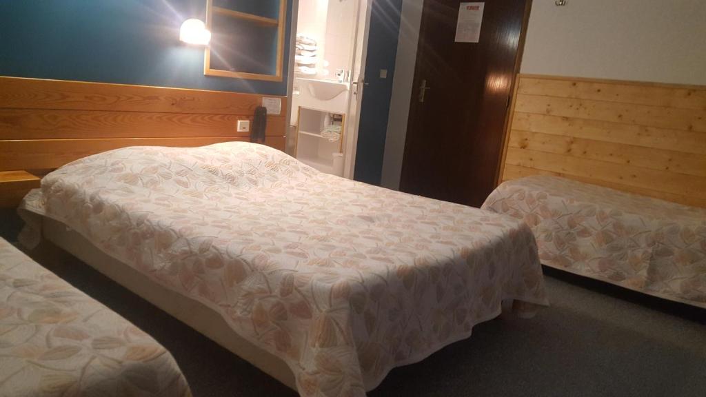 Postel nebo postele na pokoji v ubytování Hôtel Restaurant Glaizette