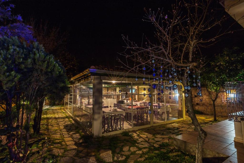 Κήπος έξω από το Cunda Nesos Pansiyon