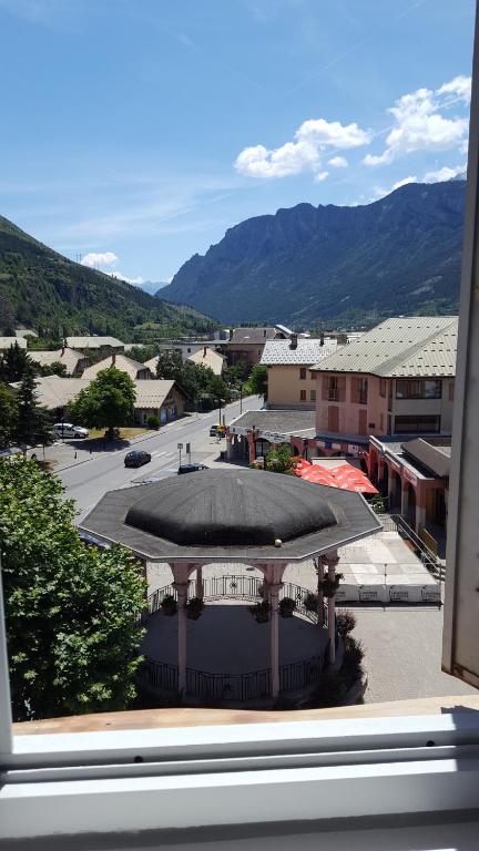 Nespecifikovaný výhled na hory nebo výhled na hory při pohledu z hotelu