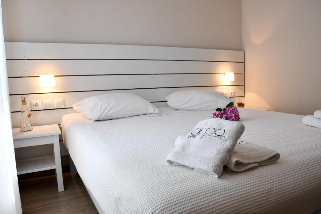 Łóżko lub łóżka w pokoju w obiekcie Akro Rooms