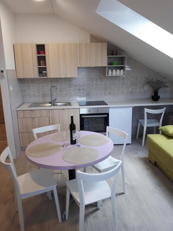 Kuchyň nebo kuchyňský kout v ubytování Apartments Zagy