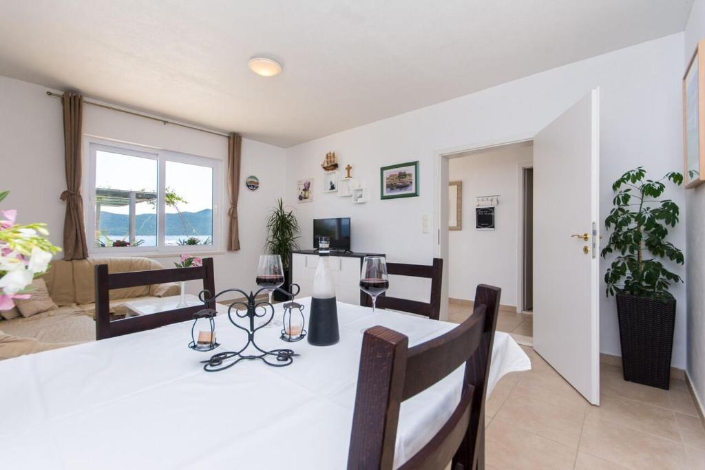 Televízia a/alebo spoločenská miestnosť v ubytovaní Villa sea oasis Ratac