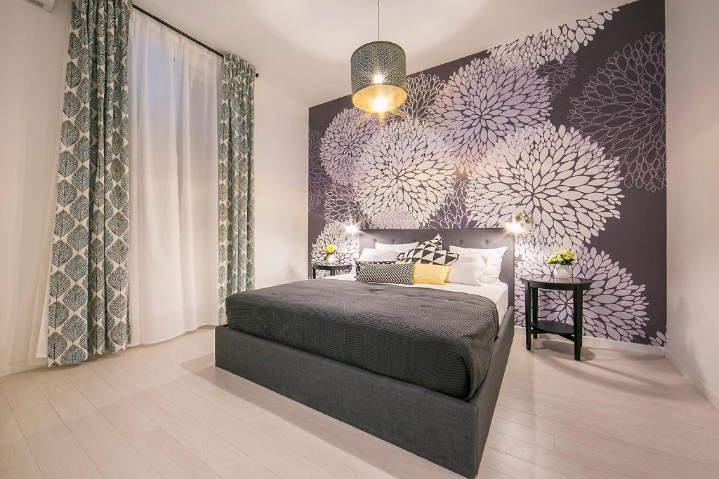 1 dormitorio con 1 cama con pared morada en Rooms Nela, en Split