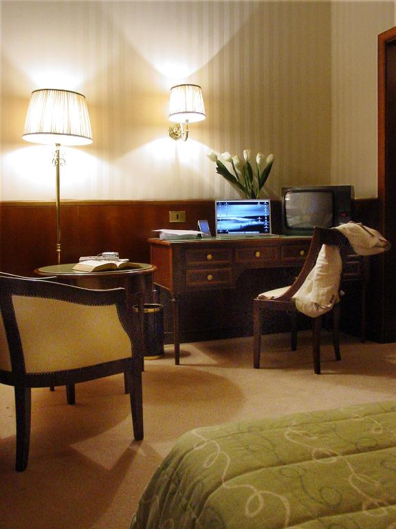 TV a/nebo společenská místnost v ubytování Grand Hotel Bastiani