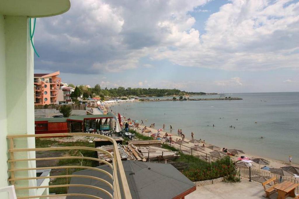 - une vue sur la plage avec des gens dans l'eau dans l'établissement Harmony Beach Family Hotel, à Nessebar