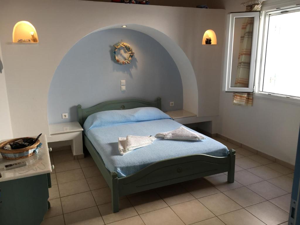 Łóżko lub łóżka w pokoju w obiekcie Ergina Summer Resort