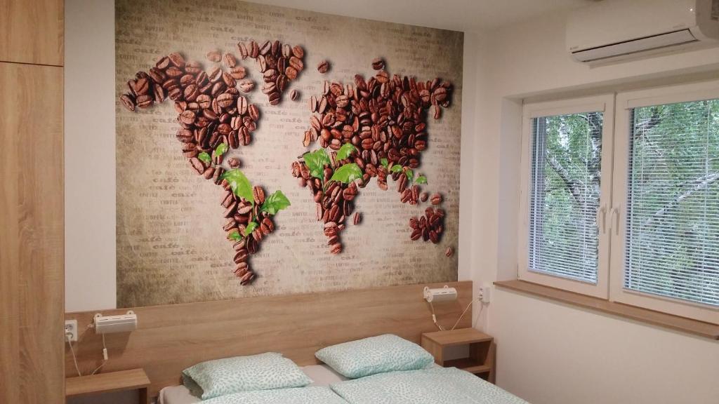 uma parede com um mapa do mundo em Delfin em Štúrovo
