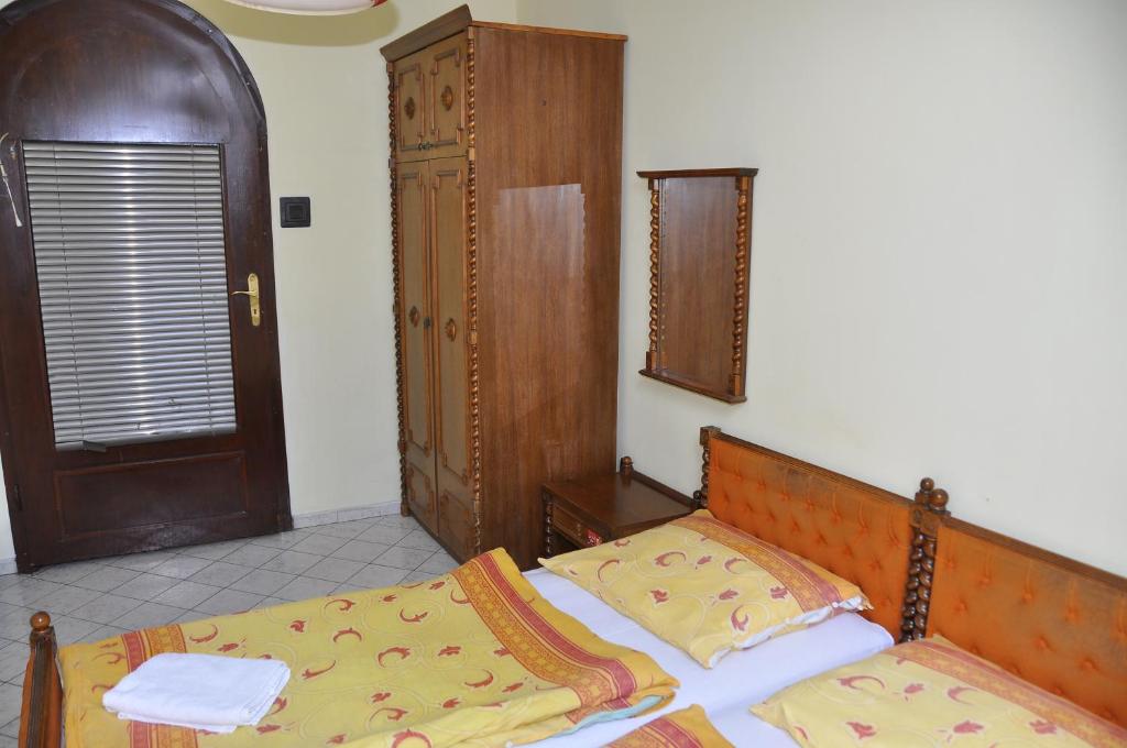 Postel nebo postele na pokoji v ubytování Hotel Palota