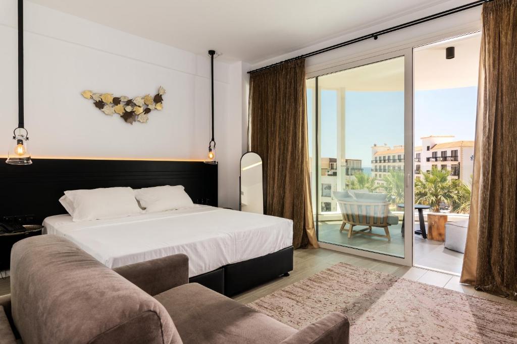 Abacus Suites - Suite With Balcony