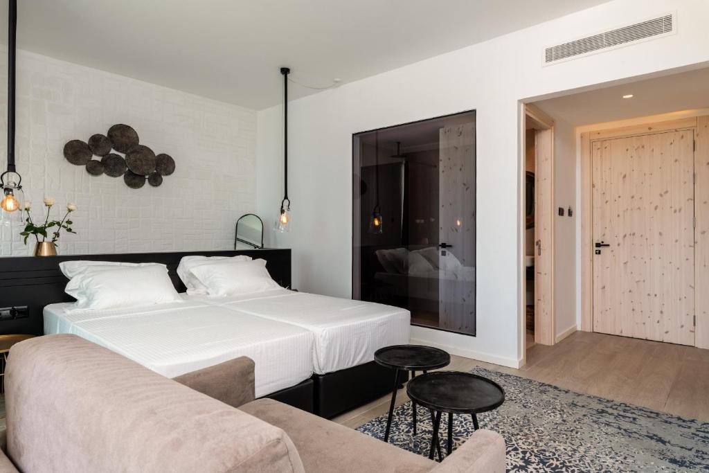 Postel nebo postele na pokoji v ubytování Abacus Suites
