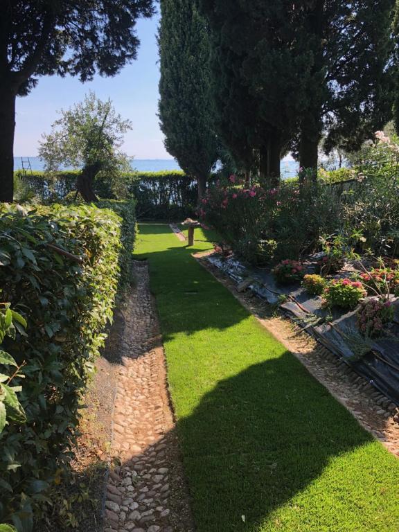Een tuin van Appartamenti Villa Andrea