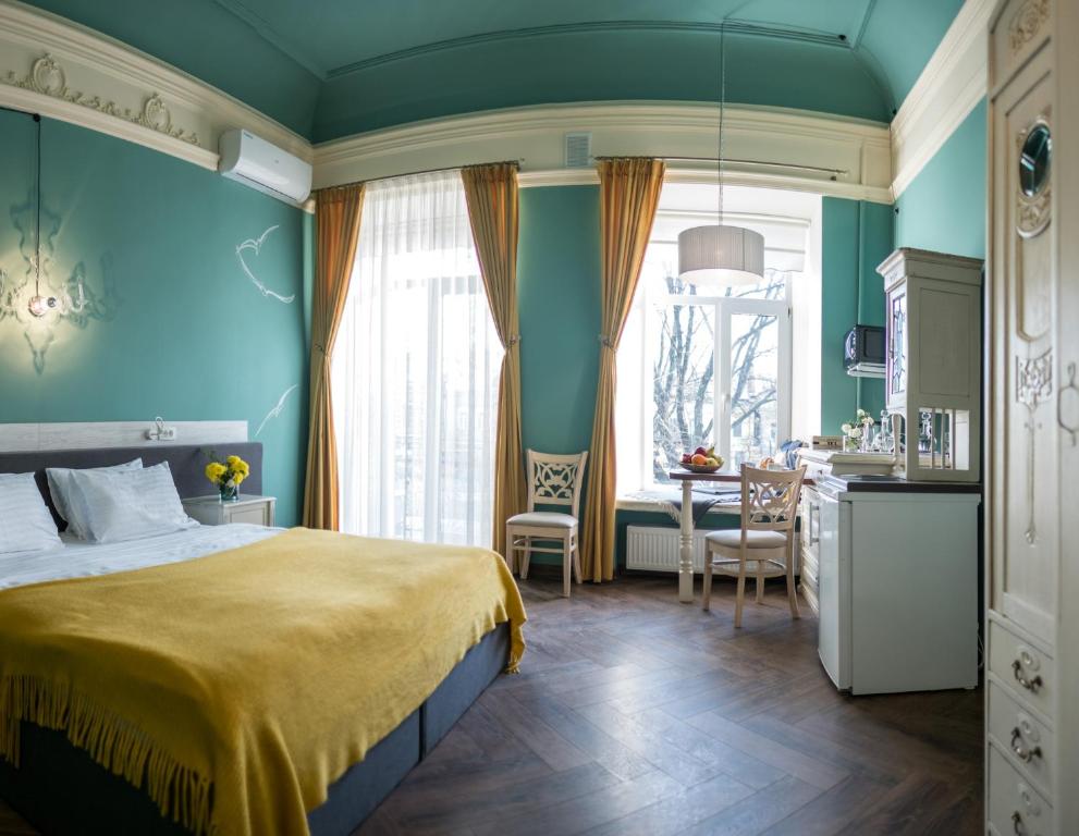 Apart Hotel Michelle في أوديسا: غرفة في الفندق مع سرير وغرفة طعام