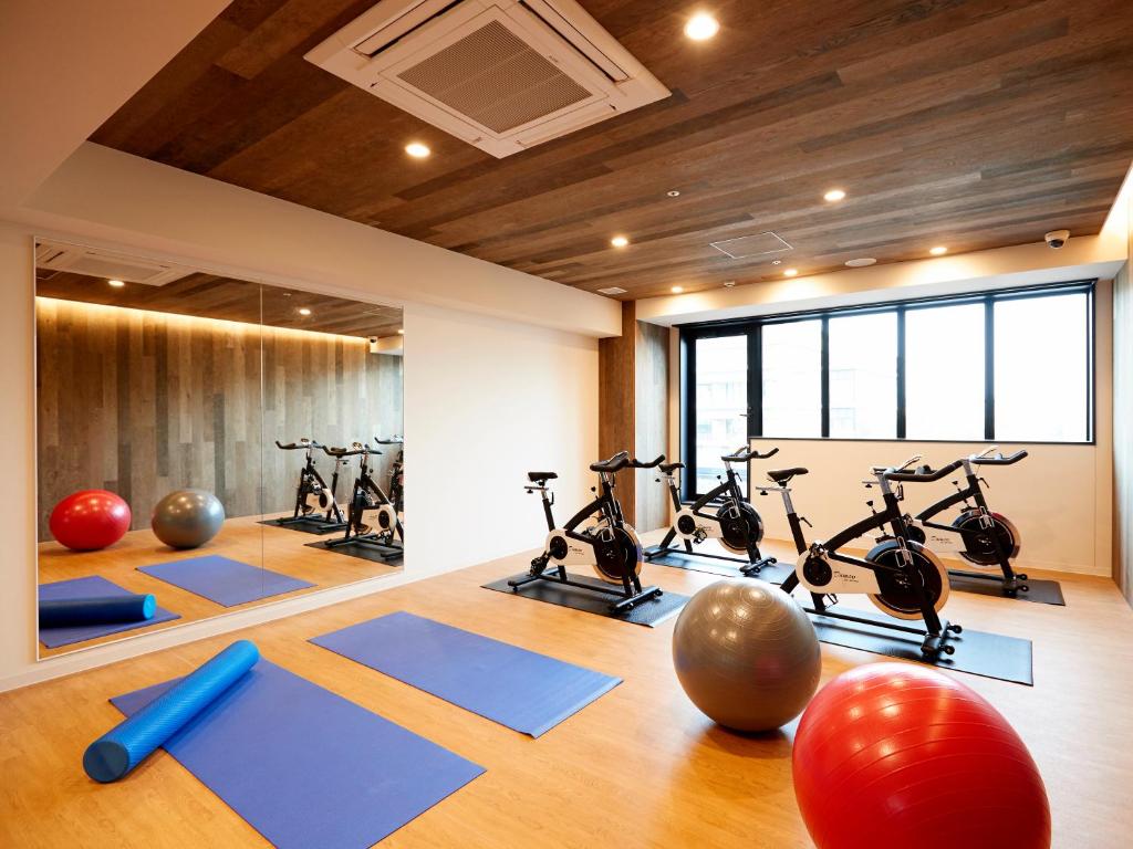 Fitness centrum a/nebo fitness zařízení v ubytování Kawasaki King Skyfront Tokyu REI Hotel