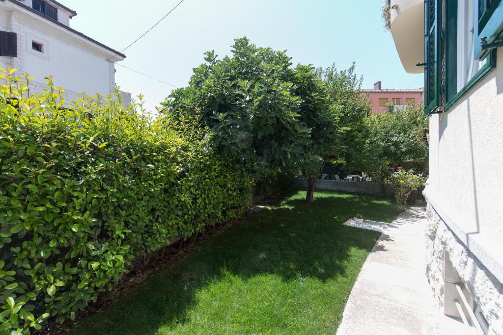 Vonkajšia záhrada v ubytovaní AML apartments
