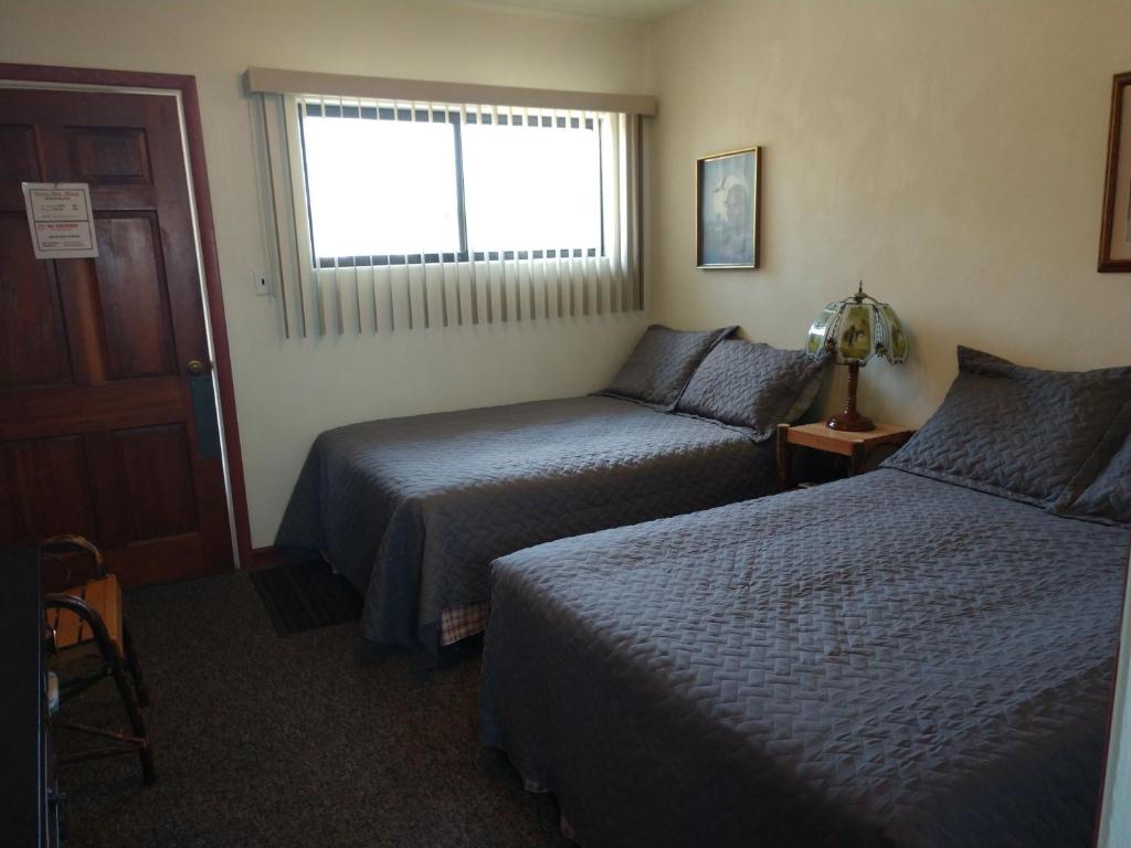 Postel nebo postele na pokoji v ubytování Swiss Mountain Motel