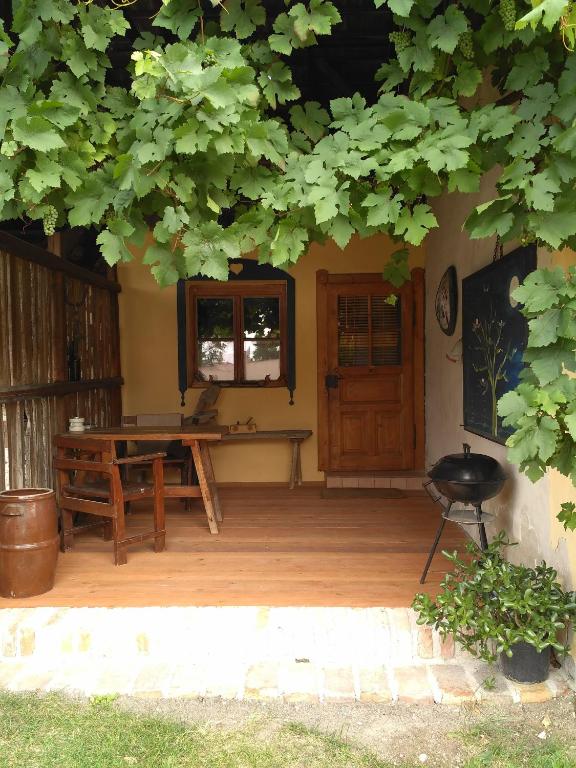 un patio con una mesa, un banco y una puerta en Penzion u sluníčka en Mikulov