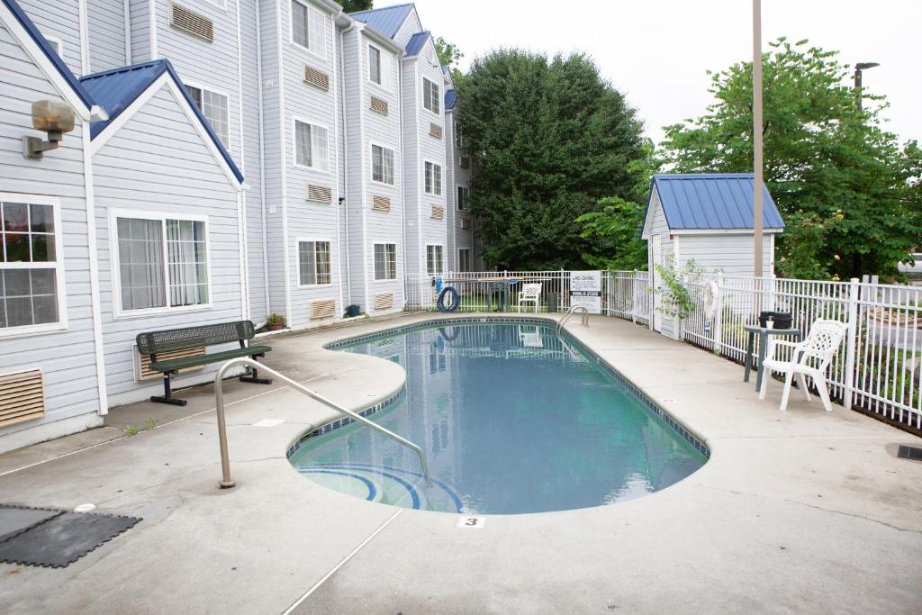 a swimming pool in front of a building at Guest Inn Pigeon Forge in Pigeon Forge