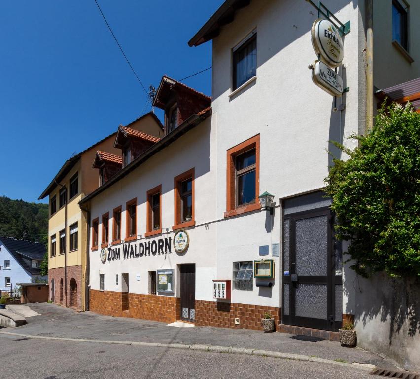 budynek z znakiem na boku w obiekcie Zum Waldhorn w mieście Peterstal