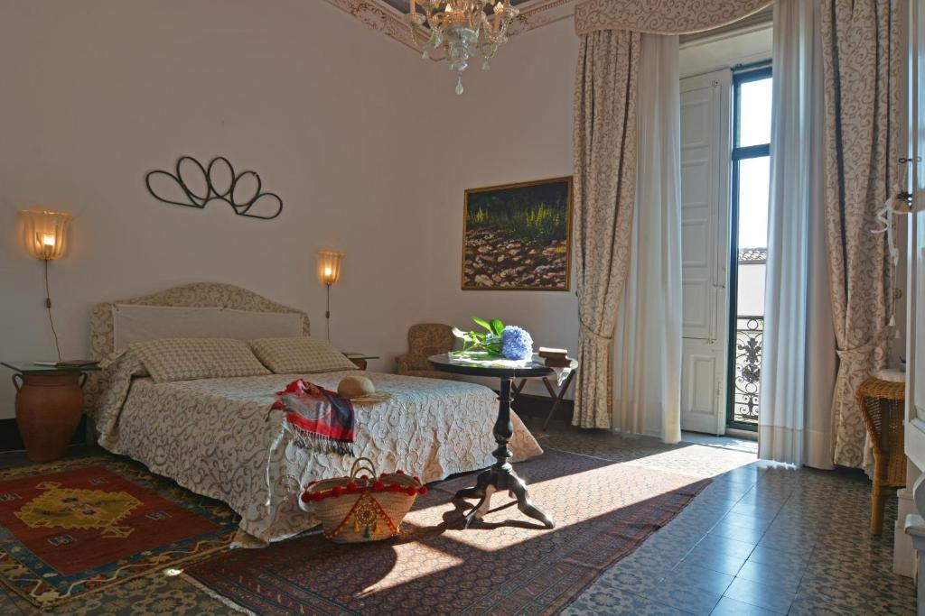 Postel nebo postele na pokoji v ubytování B&B di Charme Camelie Palazzo Nicotra