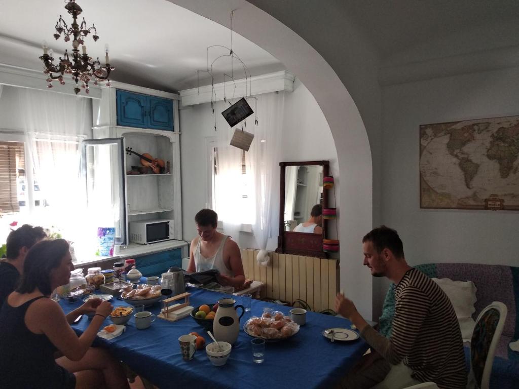 Jídlo v hostelu nebo okolí