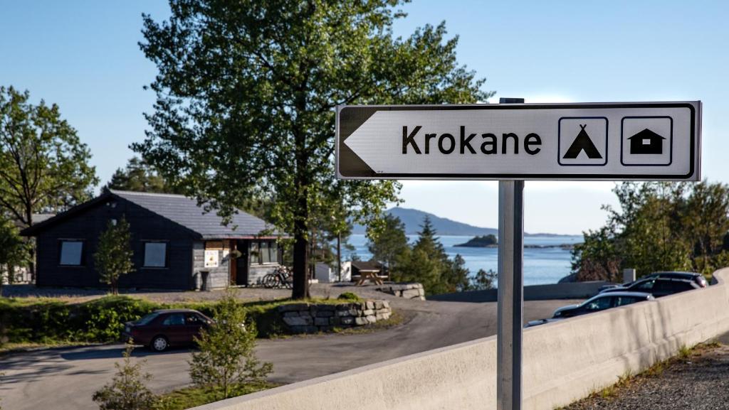Krokane Camping Florø في فلورو: لوحة مكتوب عليها kokoamine أمام المنزل