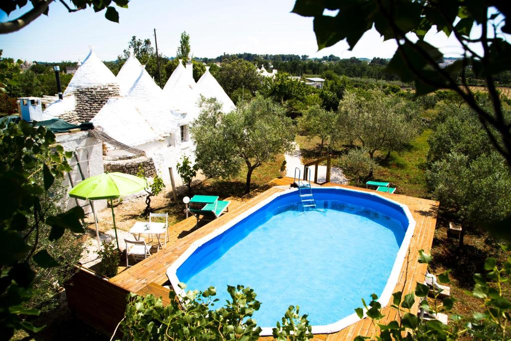 Uma vista da piscina em Trullo Nicolò ou nas proximidades