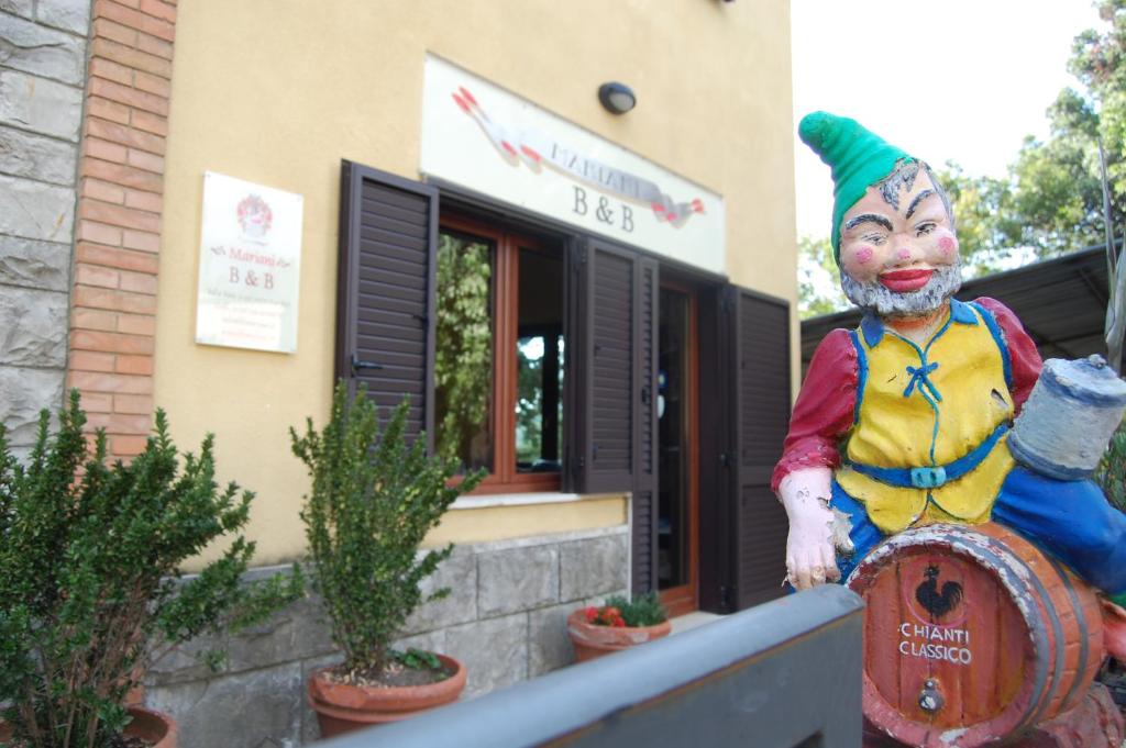 eine Statue eines Clowns auf einem Hydranten. in der Unterkunft Mariani Bed&Breakfast in Castellina in Chianti
