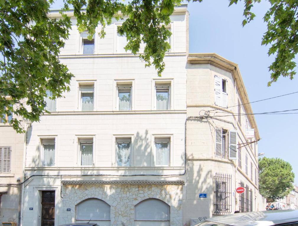 un viejo edificio blanco en la esquina de una calle en Résidence Carpe Diem, en Marsella