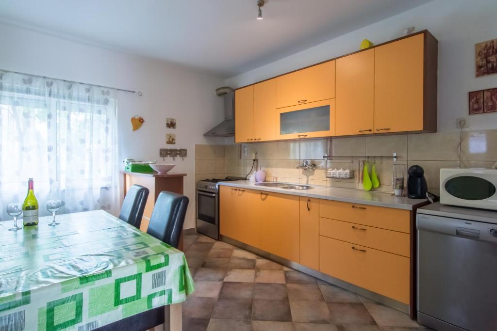 Una cocina o zona de cocina en Apartmani Bibinje