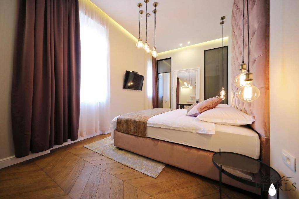 Three Pearls Deluxe Rooms & Studios - Deluxe King Room