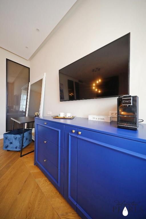 TV a/nebo společenská místnost v ubytování Three Pearls Deluxe Rooms & Studios