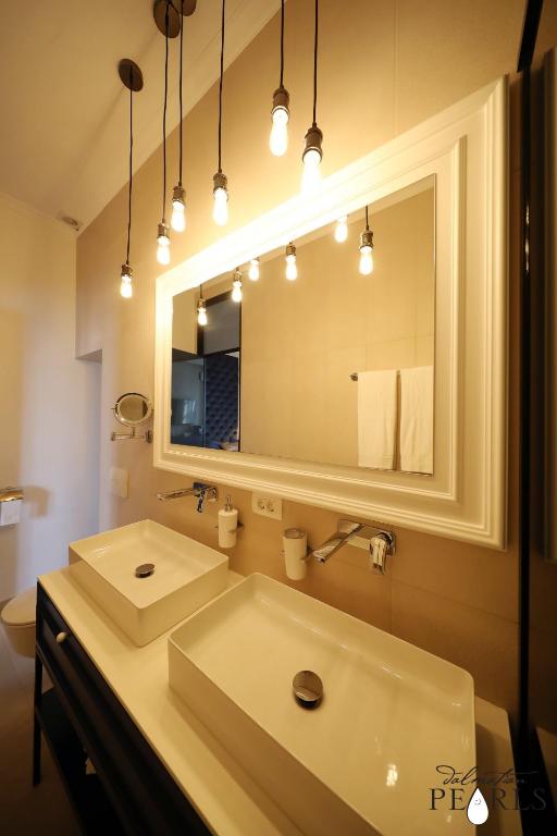 Three Pearls Deluxe Rooms & Studios - 16