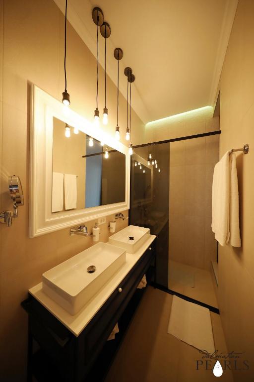 Koupelna v ubytování Three Pearls Deluxe Rooms & Studios