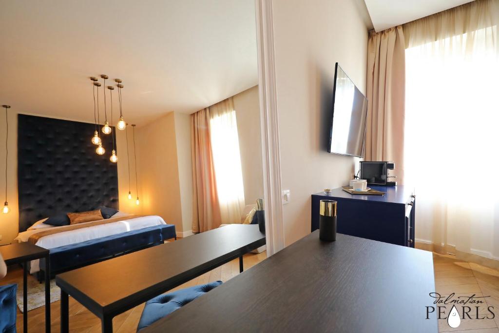 Postel nebo postele na pokoji v ubytování Three Pearls Deluxe Rooms & Studios