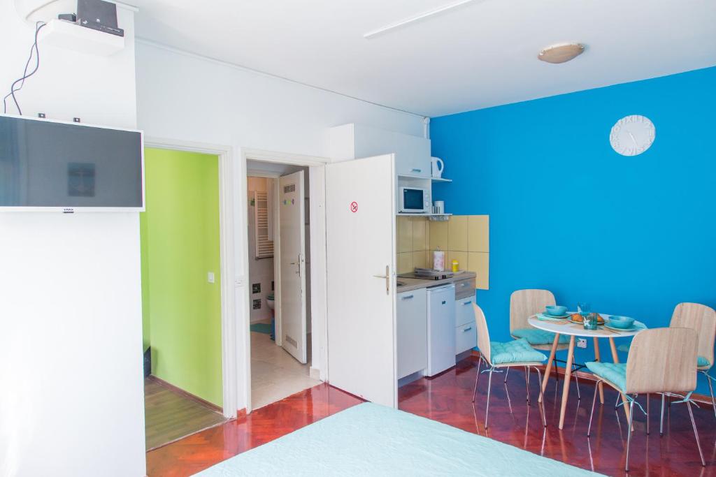 kuchnia i jadalnia ze stołem i krzesłami w obiekcie Studio apartman Tirkiz w Zagrzebiu