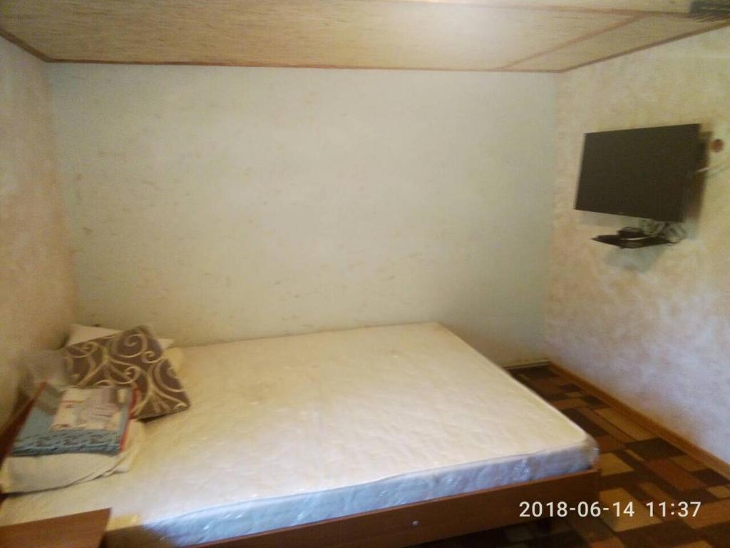 ゲニチェスクにあるУютの小さなベッドルーム(ベッド1台、薄型テレビ付)