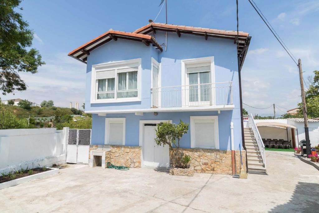 uma casa azul e branca com uma entrada em La casa azul,una casa en la ciudad. em Logroño