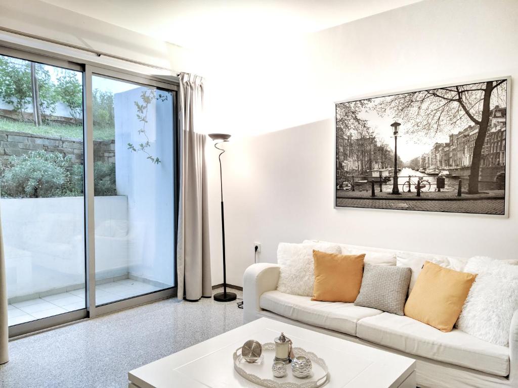 Budget Semi Basement by Verde Apartments - Appartement