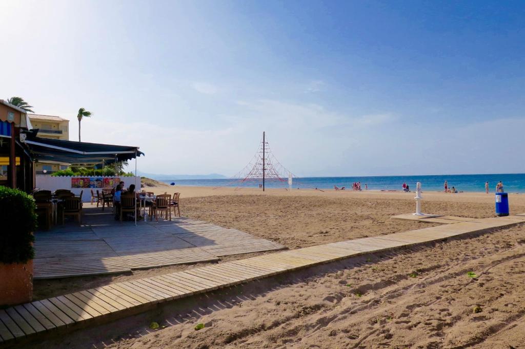 a restaurant on a beach with the ocean in the background at Pl Les Bovetes Apt in Denia