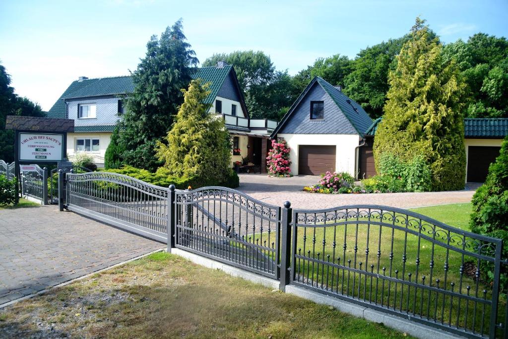 a black fence in front of a house at Ferienwohnung 2 bei Familie Saupe in Schaprode