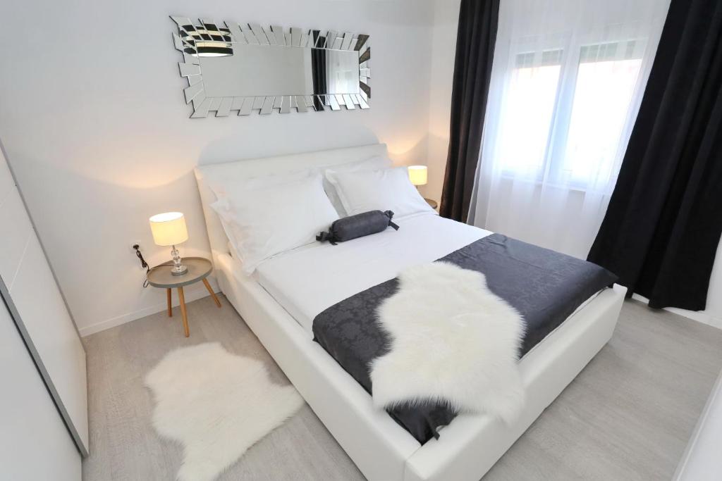Łóżko lub łóżka w pokoju w obiekcie Apartments Tija Exclusive