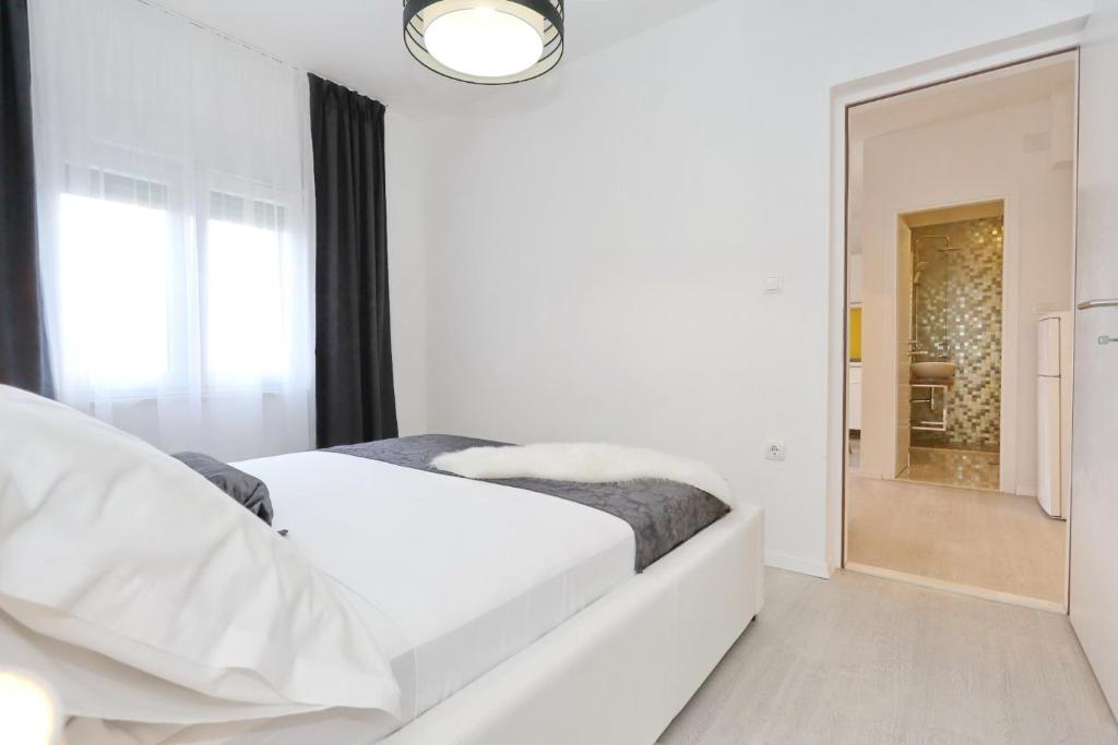 Łóżko lub łóżka w pokoju w obiekcie Apartments Tija Exclusive