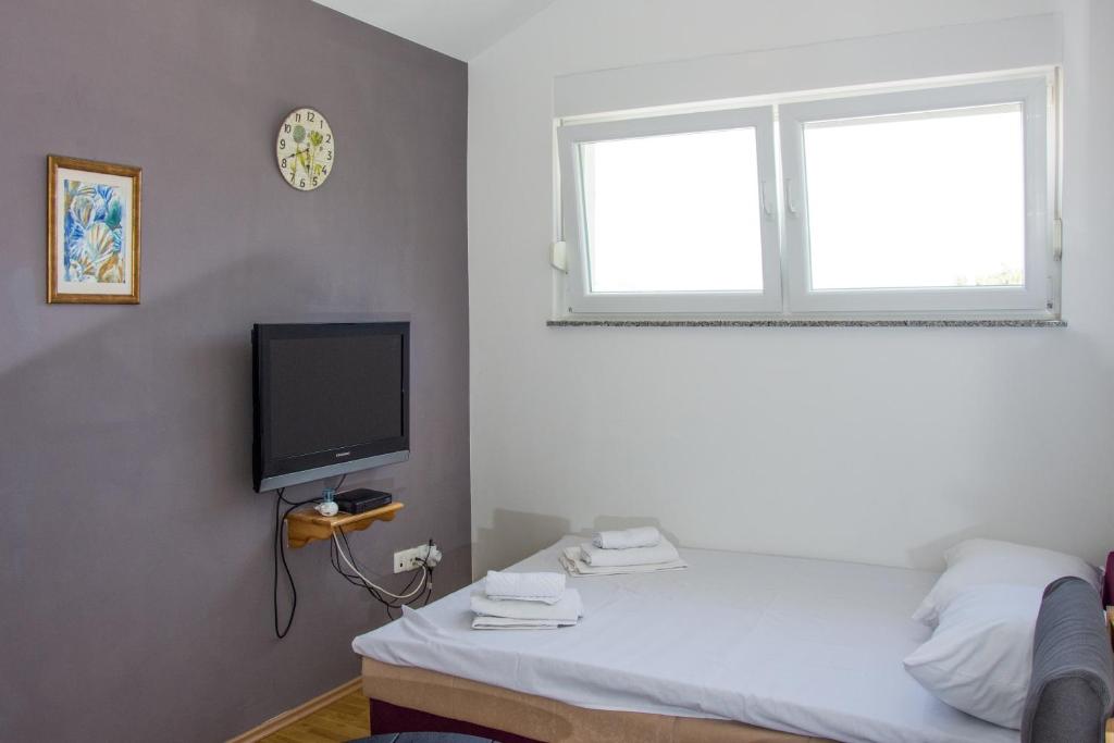 TV a/nebo společenská místnost v ubytování Apartments Sv. Jelena 2