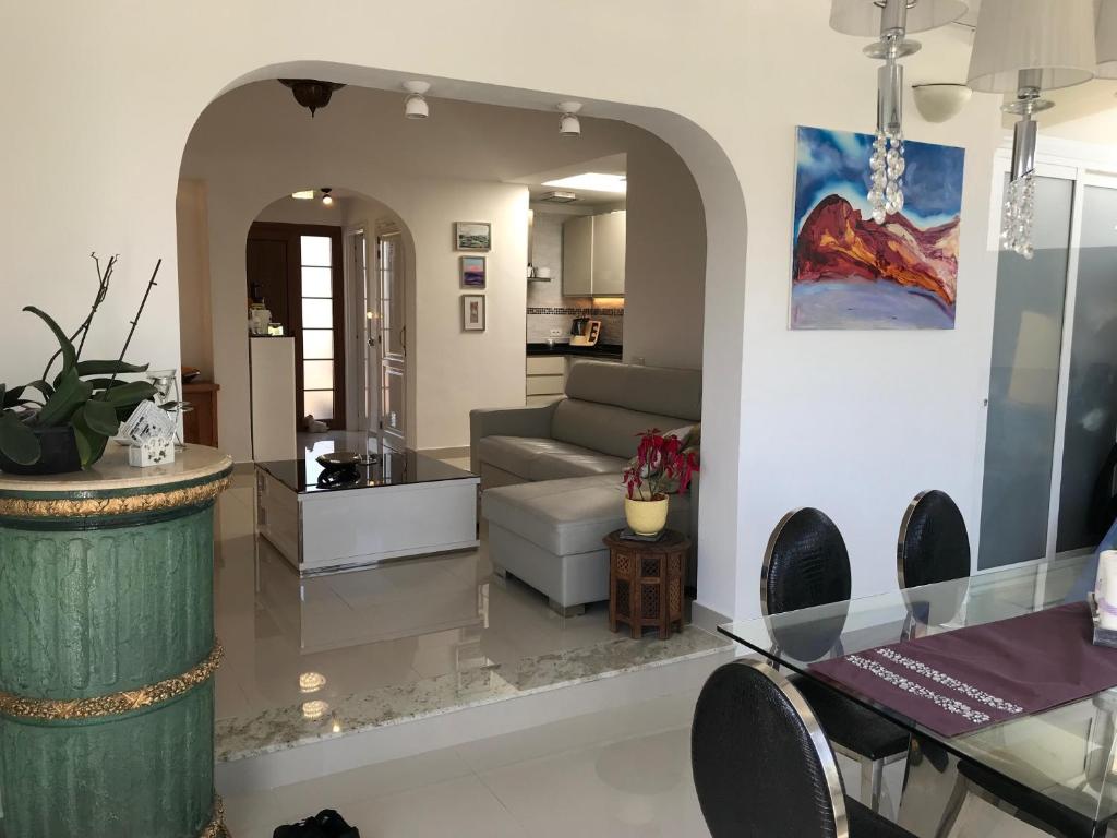 A seating area at Villa Ola, Golf del Sur