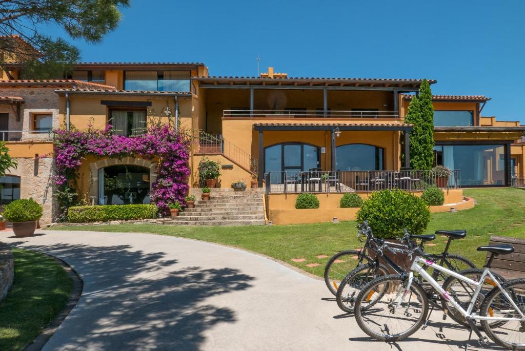 a group of bikes parked in front of a house at Hotel Can Xiquet in Cantallops